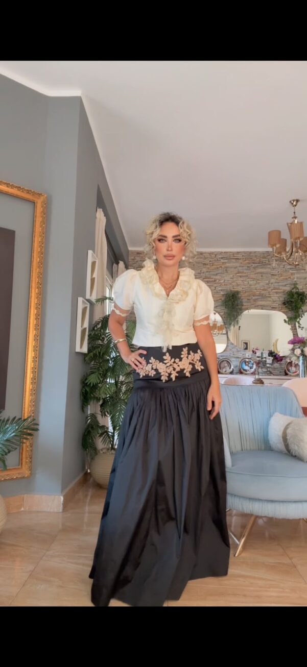 Floral Embroidered Collar Blouse